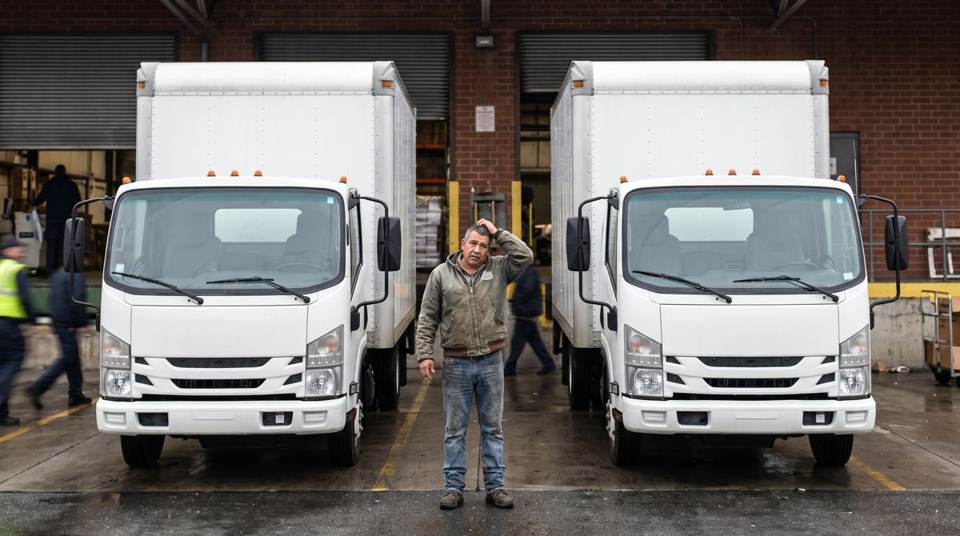 Patio de carga de una distribuidora con dos camionetas